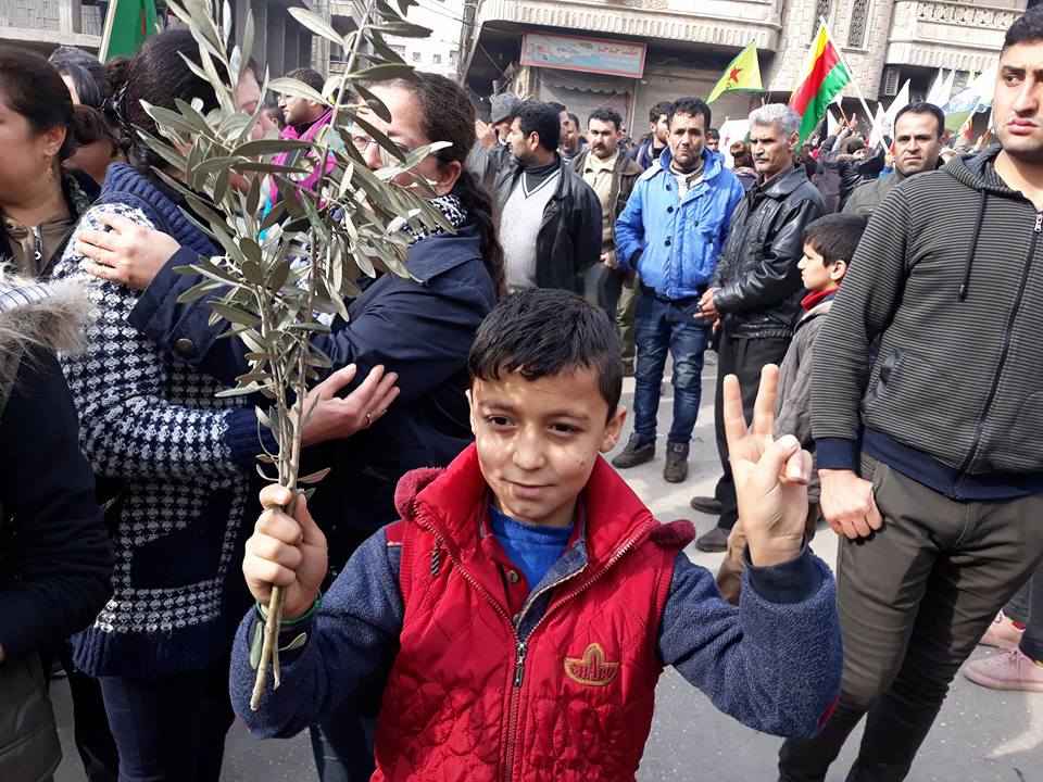 عه‌فرین زه‌ماوه‌ند ده‌گێڕێ